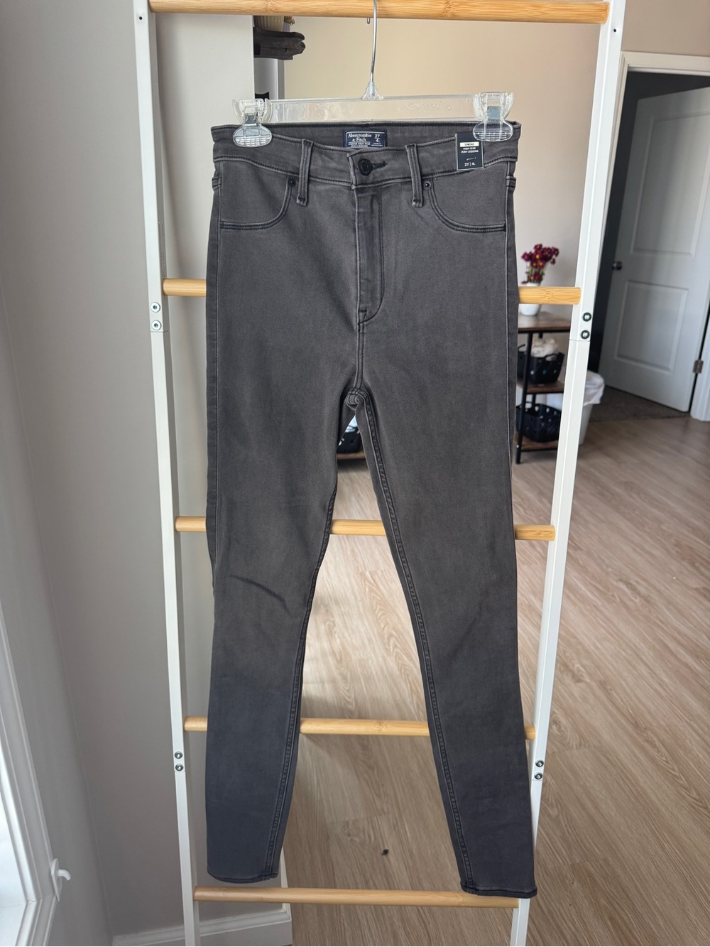 Abercrombie & Fitch Women’s Skinny Jeans in Washed Charcoal - Picture 2 of 6